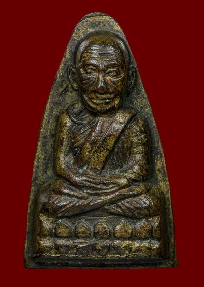 หลวงปู่ทวดหลังหนังสือมีเส้นเสาอากาศ