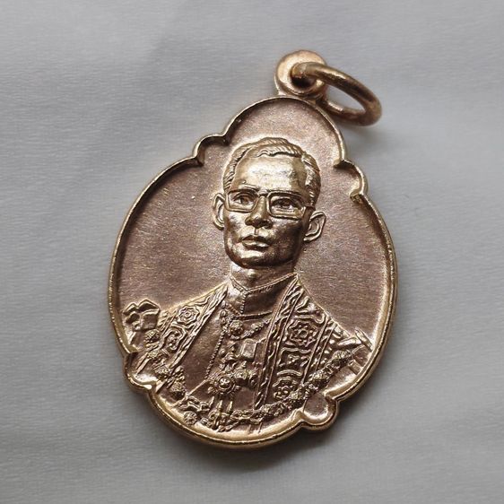 เหรียญที่ระลึก 4 รอบ ในหลวง รัชกาลที่9 กะหลั่ยนาก ปี2518 "บล็อกเกษา 3 เส้น ไม่ผ่านใช้ สวย รูปที่ 3