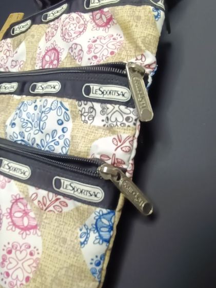 กระเป๋า LeSportsac 3-Zip Cosmetic Crossbody ลายหัวใจพาสเทล (ของแท้ มือสอง) รูปที่ 2
