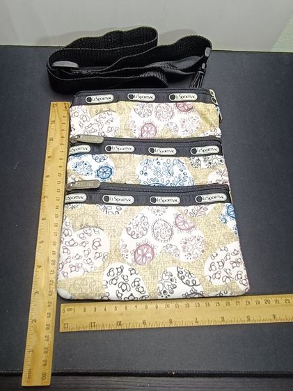 กระเป๋า LeSportsac 3-Zip Cosmetic Crossbody ลายหัวใจพาสเทล (ของแท้ มือสอง) รูปที่ 3