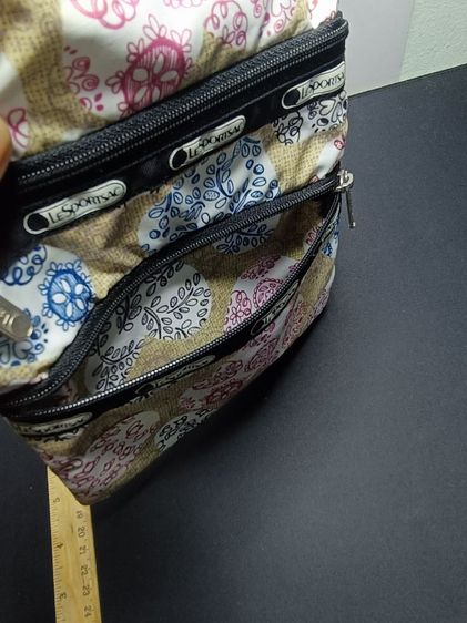 กระเป๋า LeSportsac 3-Zip Cosmetic Crossbody ลายหัวใจพาสเทล (ของแท้ มือสอง) รูปที่ 7