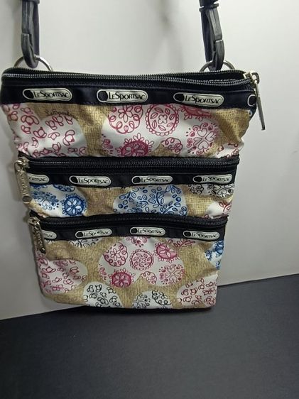 กระเป๋า LeSportsac 3-Zip Cosmetic Crossbody ลายหัวใจพาสเทล (ของแท้ มือสอง) รูปที่ 4