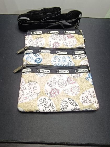 กระเป๋า LeSportsac 3-Zip Cosmetic Crossbody ลายหัวใจพาสเทล (ของแท้ มือสอง)