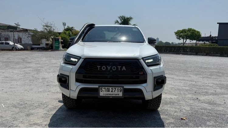 รถ Toyota Hilux Revo Double Cab 2.8 GR Sport 4WD สี ขาว