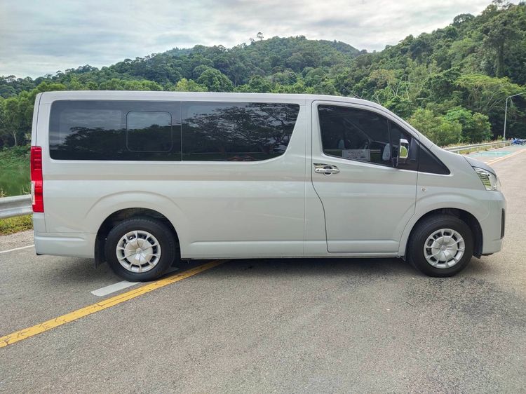 Toyota Hiace 2020 2.8 GL Van ดีเซล ไม่ติดแก๊ส เกียร์ธรรมดา บรอนซ์เงิน รูปที่ 4