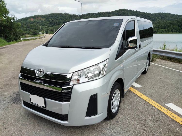 Toyota Hiace 2020 2.8 GL Van ดีเซล ไม่ติดแก๊ส เกียร์ธรรมดา บรอนซ์เงิน รูปที่ 2
