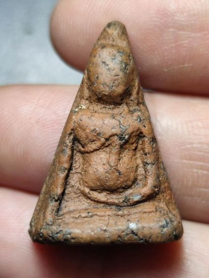 พระนางพญาเข่าตรง