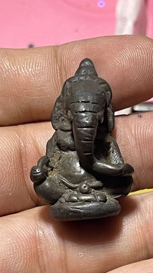 พระพิฆเนศสวยมากขนาดห้อยคอเนื้อโลหะเก่ามากๆตามรูปราคาเบาเบารวมส่งเก่ามากๆ