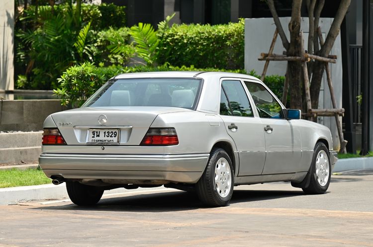 Mercedes-Benz E-Class 1995 E220 Sedan เบนซิน ไม่ติดแก๊ส เกียร์อัตโนมัติ บรอนซ์เงิน รูปที่ 4