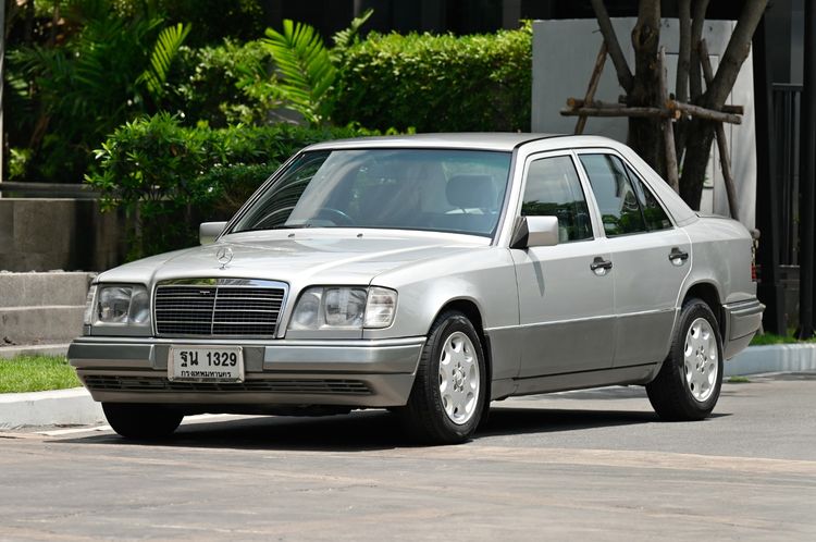 รถ Mercedes-Benz E-Class E220 สี บรอนซ์เงิน