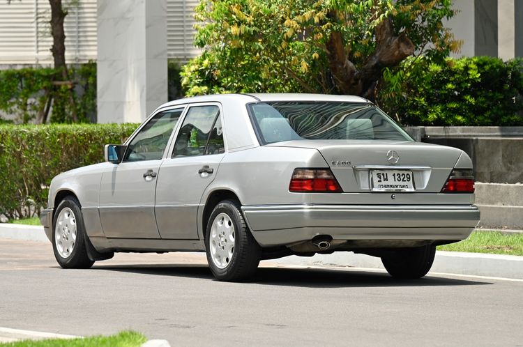 Mercedes-Benz E-Class 1995 E220 Sedan เบนซิน ไม่ติดแก๊ส เกียร์อัตโนมัติ บรอนซ์เงิน รูปที่ 3