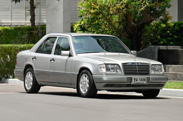 Mercedes-Benz E-Class 1995 E220 Sedan เบนซิน ไม่ติดแก๊ส เกียร์อัตโนมัติ บรอนซ์เงิน รูปที่ 2
