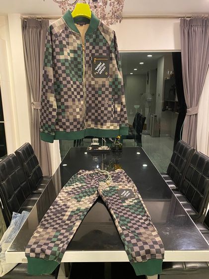หลุยส์วิตตอง damier เสื้อและกางเกง สภาพใหม่เอี่ยม 