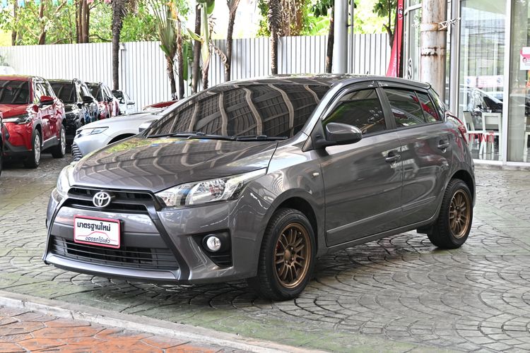 รถ Toyota Yaris 1.5 J สี เทา