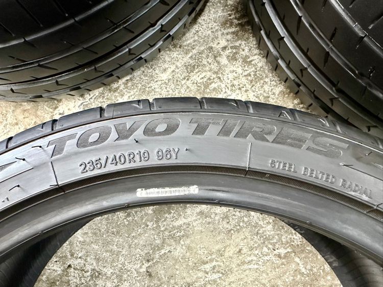 ยางถอดป้ายแดงขอบ 19” ยี่ห้อ TOYO TIRES รุ่น PROXES SPORT 2 หน้าขนาด 235-40R19 หลังขนาด 255-35R19 ปี 25 MADE IN JAPANตุ่มหน้ายางยังอยู่ครบ