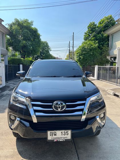 รถ Toyota Fortuner 2.4 V สี ดำ