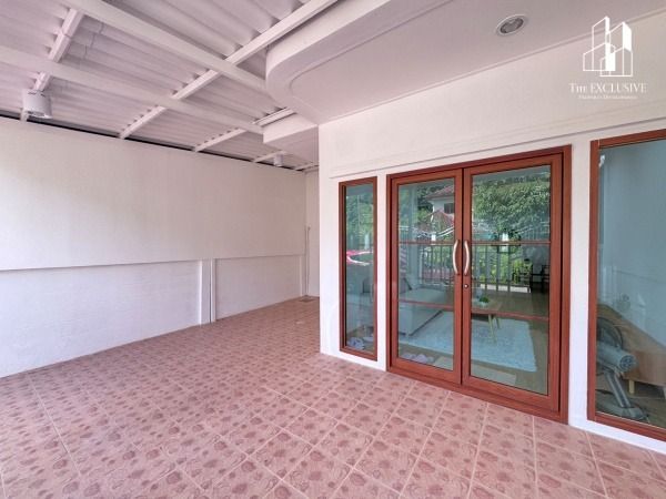 มีบางส่วน ขายด่วน ทาวน์เฮ้าส์รีโนเวทใหม่สไตล์มินิมอล พร้อมเข้าอยู่ หมู่บ้านซื่อตรง (จันทรินทร์) ทำเลทองต้นซอยท่าอิฐ ทำเลไทรม้า-ท่าอิฐ รูปที่ 2