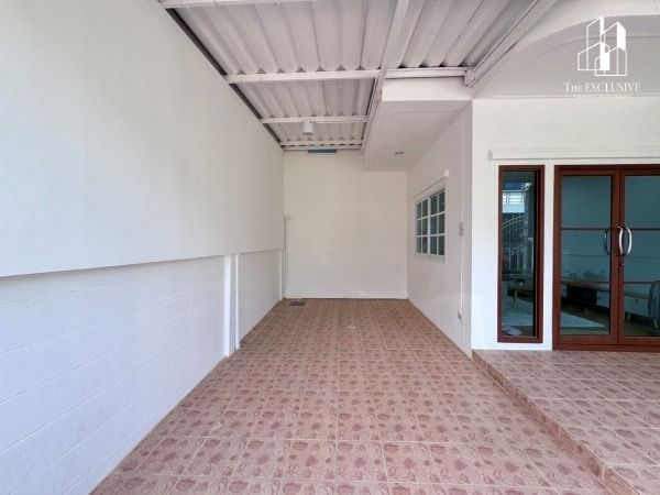 มีบางส่วน ขายด่วน ทาวน์เฮ้าส์รีโนเวทใหม่สไตล์มินิมอล พร้อมเข้าอยู่ หมู่บ้านซื่อตรง (จันทรินทร์) ทำเลทองต้นซอยท่าอิฐ ทำเลไทรม้า-ท่าอิฐ รูปที่ 3