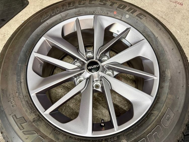 ล้อแม็ก ISUZU MU-X ขอบ 18” ถอดป้ายแดง ยาง BRIDGESTONE 265-60R18 ปี 26 สีเส้นตุ่มหน้ายางยังอยู่ครบ รูปที่ 8
