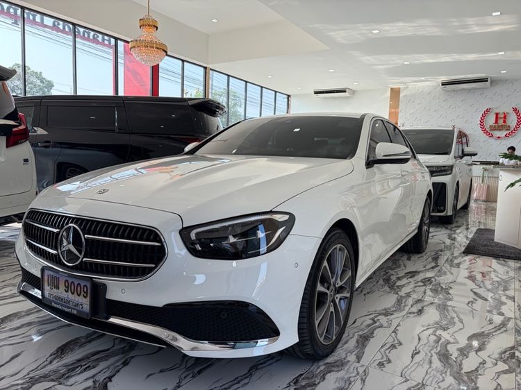 Mercedes-Benz E-Class 2023 E300e Sedan ปลั๊กอินไฮบริด (PHEV) เกียร์อัตโนมัติ ขาว รูปที่ 3