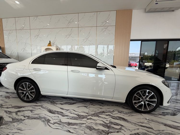 Mercedes-Benz E-Class 2023 E300e Sedan ปลั๊กอินไฮบริด (PHEV) เกียร์อัตโนมัติ ขาว รูปที่ 4