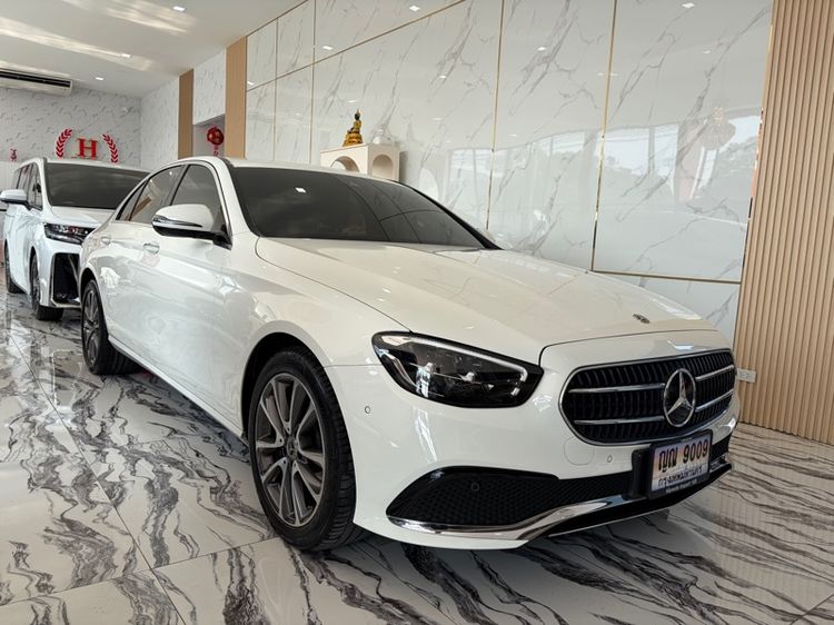 Mercedes-Benz E-Class 2023 E300e Sedan ปลั๊กอินไฮบริด (PHEV) เกียร์อัตโนมัติ ขาว รูปที่ 2