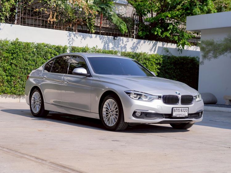 รถ BMW Series 3 320d สี เทา