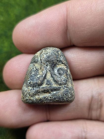 พระปิดตาหลวงปู่เอี่ยมแตกลายงาเก่าๆ