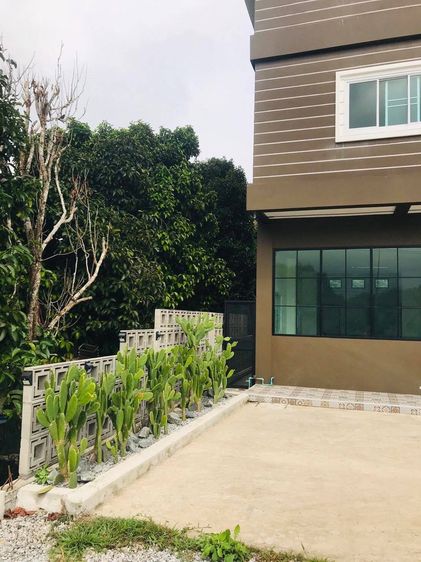 ขายถูกๆตึก 3 ชั้นห้องริม(บานกระจก) ติดถนนญานวิโรจน์ ใกล้สี่แยกหนองขอน อ.เมือง จ.จันทบุรี เพิ่งสร้างเสร็จ เหมาะเป็นที่อยู่อาศัย คลีนิค ค้าขาย รูปที่ 3