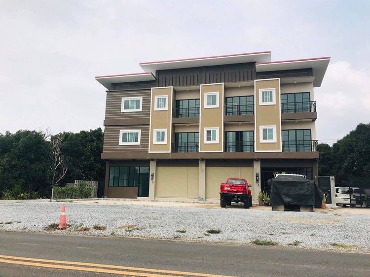 ขายถูกๆตึก 3 ชั้นห้องริม(บานกระจก) ติดถนนญานวิโรจน์ ใกล้สี่แยกหนองขอน อ.เมือง จ.จันทบุรี เพิ่งสร้างเสร็จ เหมาะเป็นที่อยู่อาศัย คลีนิค ค้าขาย