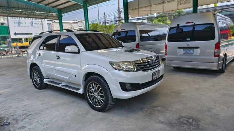 รถ Toyota Fortuner 3.0 V 4WD สี ขาว