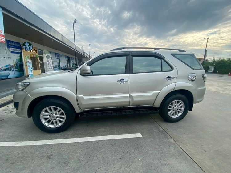 รถ Toyota Fortuner 3.0 V สี บรอนซ์ทอง