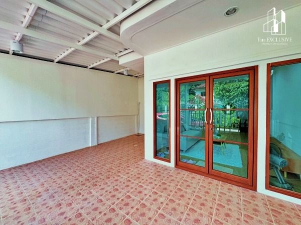 ไม่มี ขายด่วน ทาวน์เฮ้าส์รีโนเวทใหม่สไตล์มินิมอล พร้อมเข้าอยู่ได้ทันที หมู่บ้านซื่อตรง (จันทรินทร์) ทำเลทองต้นซอยท่าอิฐ ทำเลไทรม้า-ท่าอิฐ  รูปที่ 2