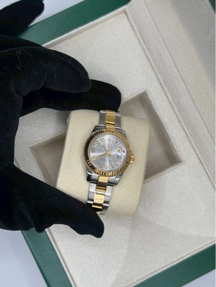 Rolex Datejust Lady 26mm – หน้าแผ่นเสียงเงิน ตัวเรือน Yellowgold รูปที่ 11