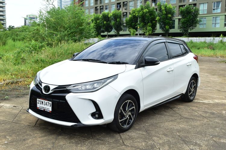 รถ Toyota Yaris 1.2 Sport Premium สี ขาว