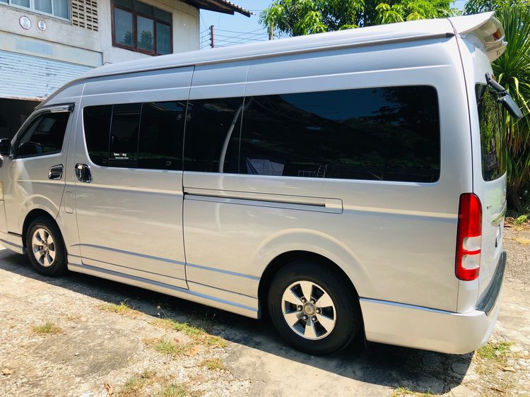 รถ Toyota Commuter 2.5 สี บรอนซ์เงิน