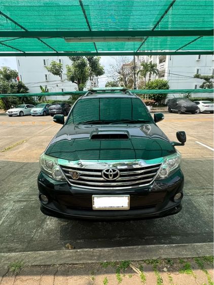 รถ Toyota Fortuner 3.0 V สี ดำ