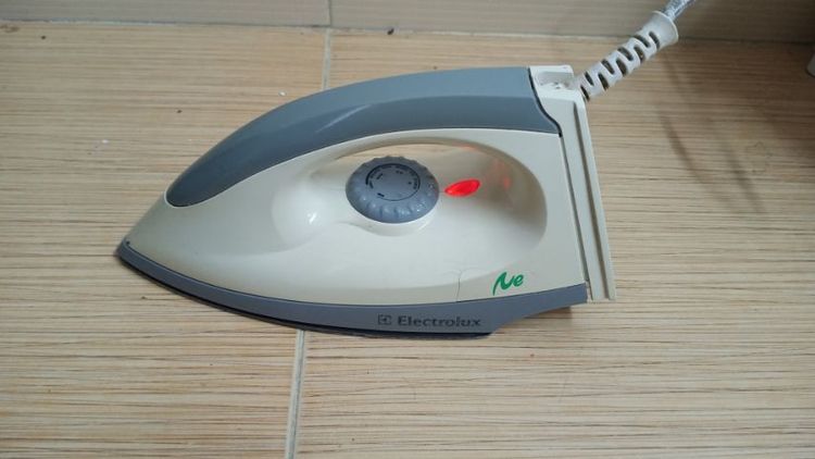 เตารีด Electrolux  EDI100 มีให้เก็บปลายทางได้