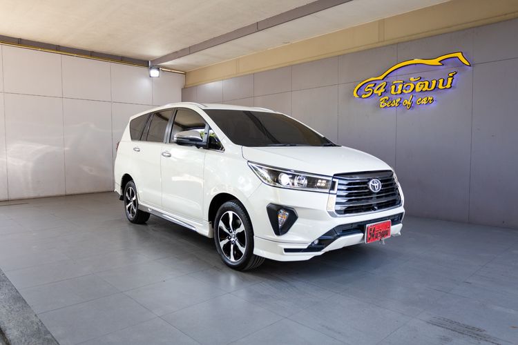 รถ Toyota Innova 2.8 Crysta Premium สี ขาว