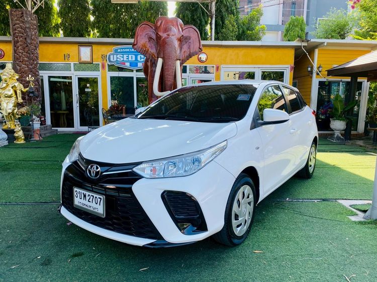Toyota Yaris 2022 1.2 Entry Sedan เบนซิน LPG เกียร์อัตโนมัติ ขาว รูปที่ 3