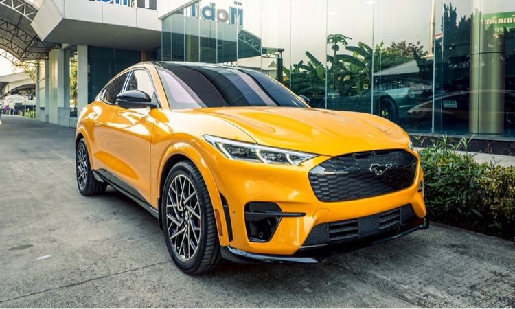 รถ Ford Mustang Mach-E สี เหลือง