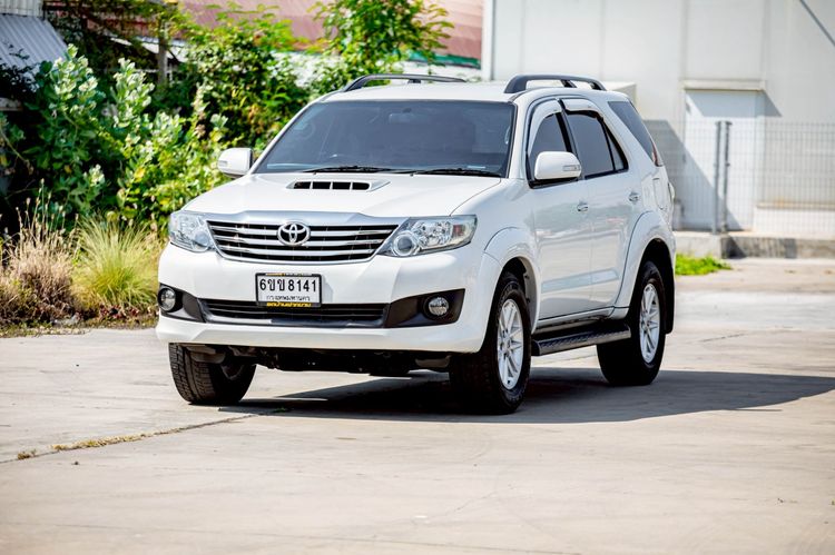 รถ Toyota Fortuner 3.0 V สี ขาว