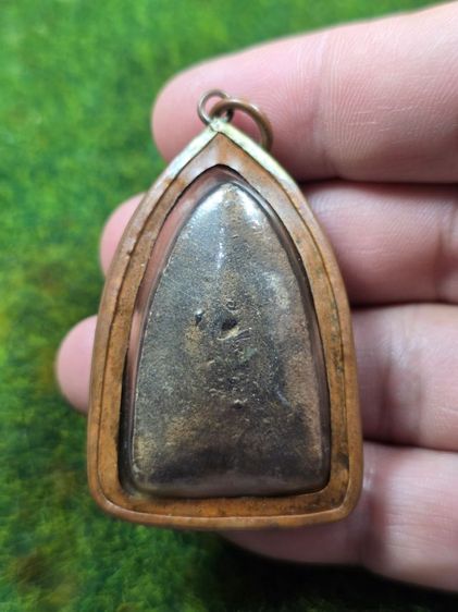 พระหลวงปู่ทวดเนื้อว่านเลี่ยมเก่าโบราณ รูปที่ 2