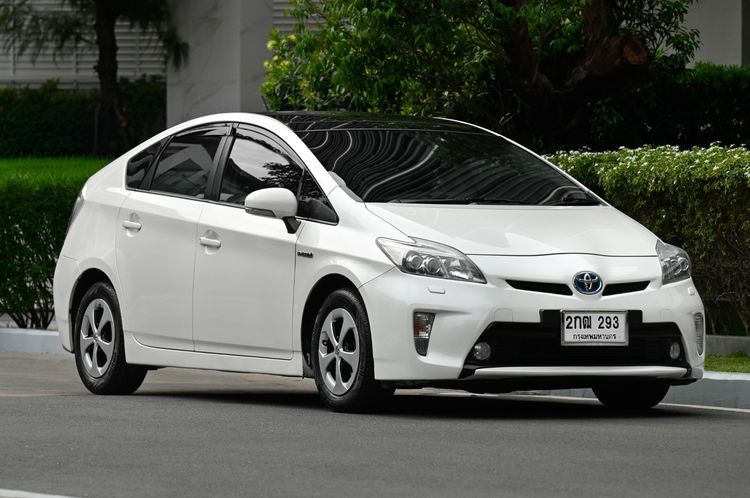 Toyota Prius 2013 1.8 Hybrid Top Option Grade Sedan ไฮบริด ไม่ติดแก๊ส เกียร์อัตโนมัติ ขาว รูปที่ 2