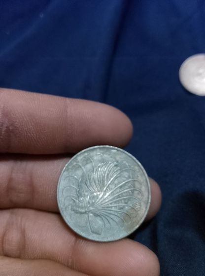 เป็นเหรียญกษาปณ์หมุนเวียนรุ่นแรกของสิงคโปร์ ผลิตขึ้นระหว่างปี ค.ศ. 1967 ถึง 1985 หายากเหลือเหรียญเดียวแล้ว