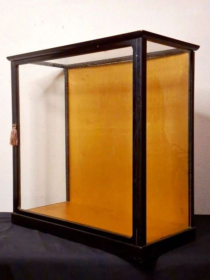 ตู้โชว์งานไม้ดีไซน์คลาสสิก ที่จะช่วยยก ระดับความโดดเด่นและเพิ่มคุณคำให้กับทุกขึ้น งานที่จัดวางอยู่ภายในครับ ตัวตู้รังสรรค์จาก งานไม้คุณภาพดี รูปที่ 3