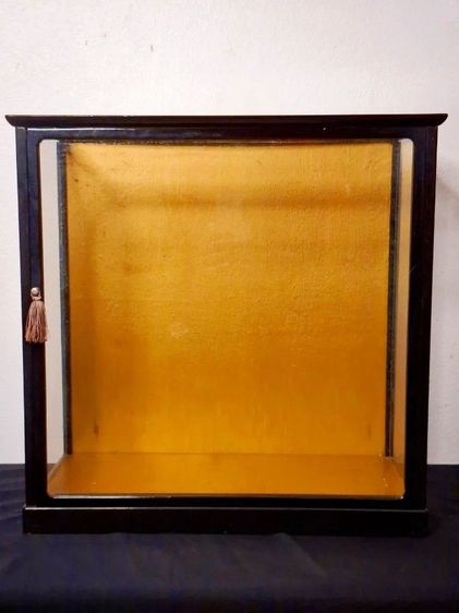 ตู้โชว์งานไม้ดีไซน์คลาสสิก ที่จะช่วยยก ระดับความโดดเด่นและเพิ่มคุณคำให้กับทุกขึ้น งานที่จัดวางอยู่ภายในครับ ตัวตู้รังสรรค์จาก งานไม้คุณภาพดี