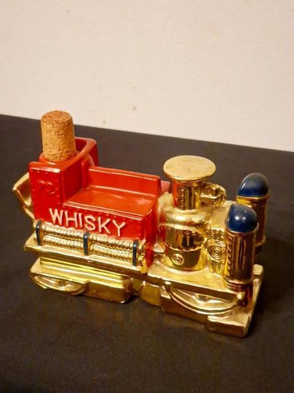 ขวดเซรามิก ตั้งโชว์รูปหัวรถจักรไอน้ำ งานดีไซน์วินเทจที่ ผสมผสานความคลาสสิกของยานพาหนะยุคเก่า เข้ากับงานศิลปะเซรามิกได้อย่างลงตัวครับ รูปที่ 2