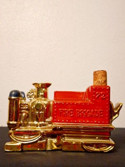 ขวดเซรามิก ตั้งโชว์รูปหัวรถจักรไอน้ำ งานดีไซน์วินเทจที่ ผสมผสานความคลาสสิกของยานพาหนะยุคเก่า เข้ากับงานศิลปะเซรามิกได้อย่างลงตัวครับ รูปที่ 8