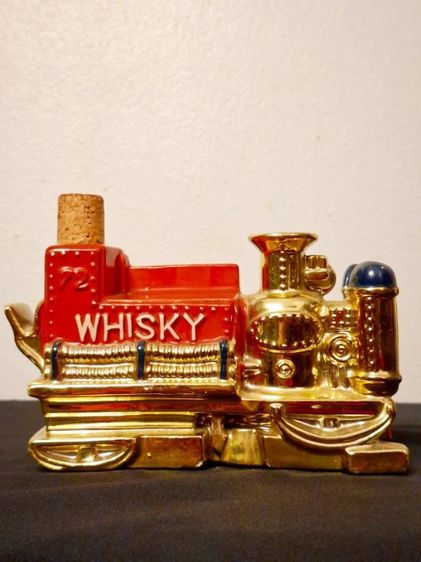 ขวดเซรามิก ตั้งโชว์รูปหัวรถจักรไอน้ำ งานดีไซน์วินเทจที่ ผสมผสานความคลาสสิกของยานพาหนะยุคเก่า เข้ากับงานศิลปะเซรามิกได้อย่างลงตัวครับ